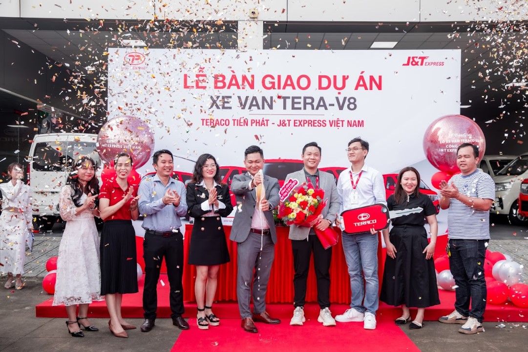 bàn giao lô xe tải van Tera V8 