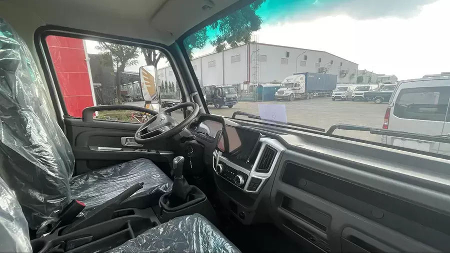 Khoang cabin tiện nghi như xe du lịch trên Tera190SL Plus