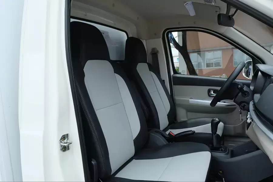 Nội thất Tera Star Plus tiện nghi như trên xe du lịch