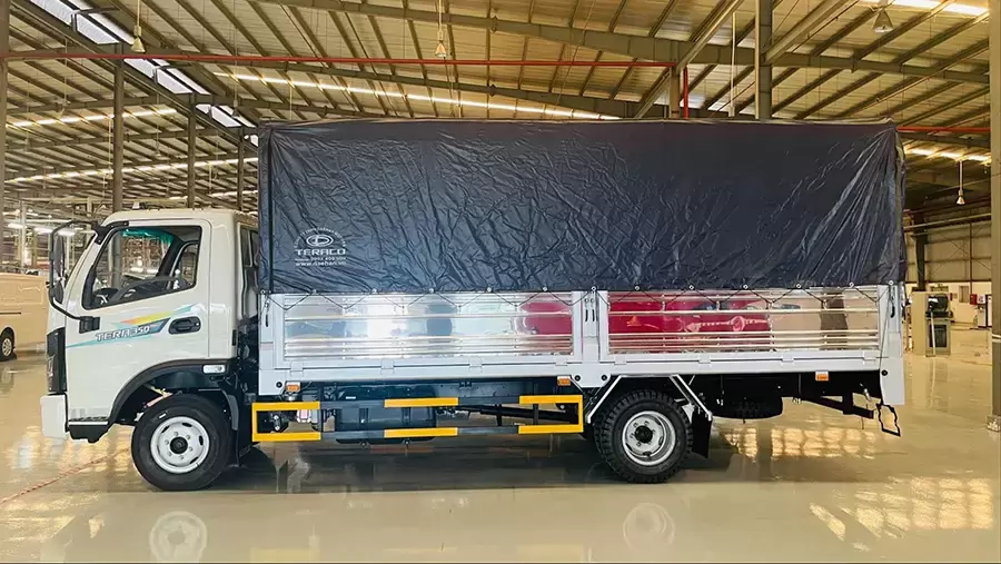 Thùng mui bạt phù hợp với hàng hóa cần che chắn linh hoạt