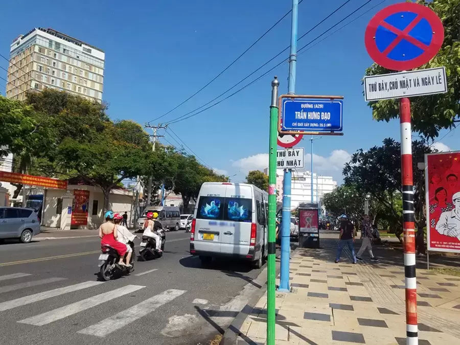 Tìm hiểu biển báo cấm dừng cấm đỗ theo luật giao thông 2025