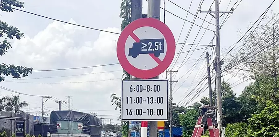 Biển báo P.106b – Cấm xe ô tô tải theo khối lượng