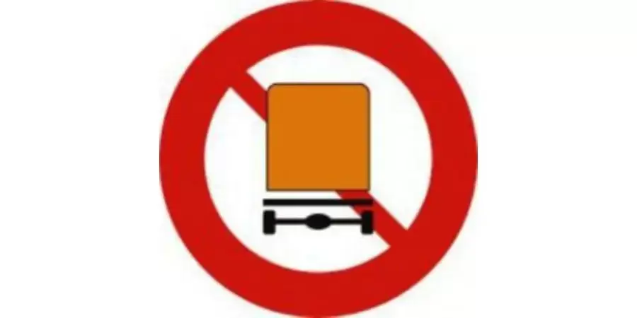 Biển báo P.106c – Cấm xe tải chở hàng nguy hiểm