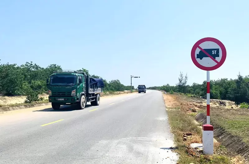 Biển báo cấm xe tải 5 tấn và mức phạt khi vi phạm năm 2025
