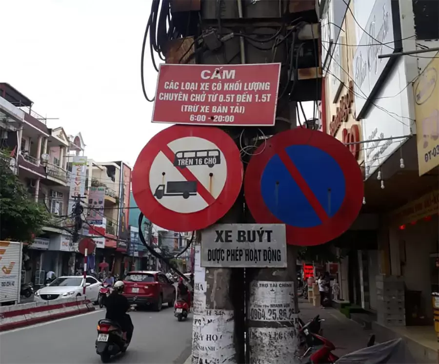 Biển báo P.107 – Cấm xe ô tô khách và xe ô tô tải