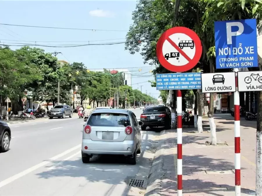 Biển báo cấm ô tô tải trên 4 tấn và xe khách từ 16 chỗ
