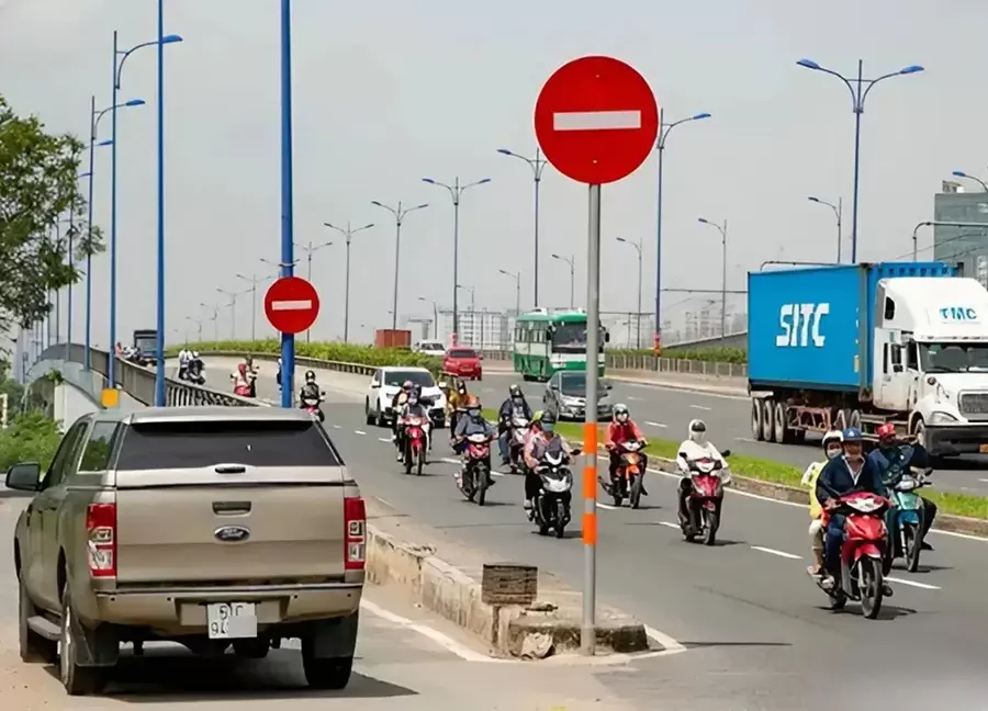 Các phương tiện không được đi qua biển P.102