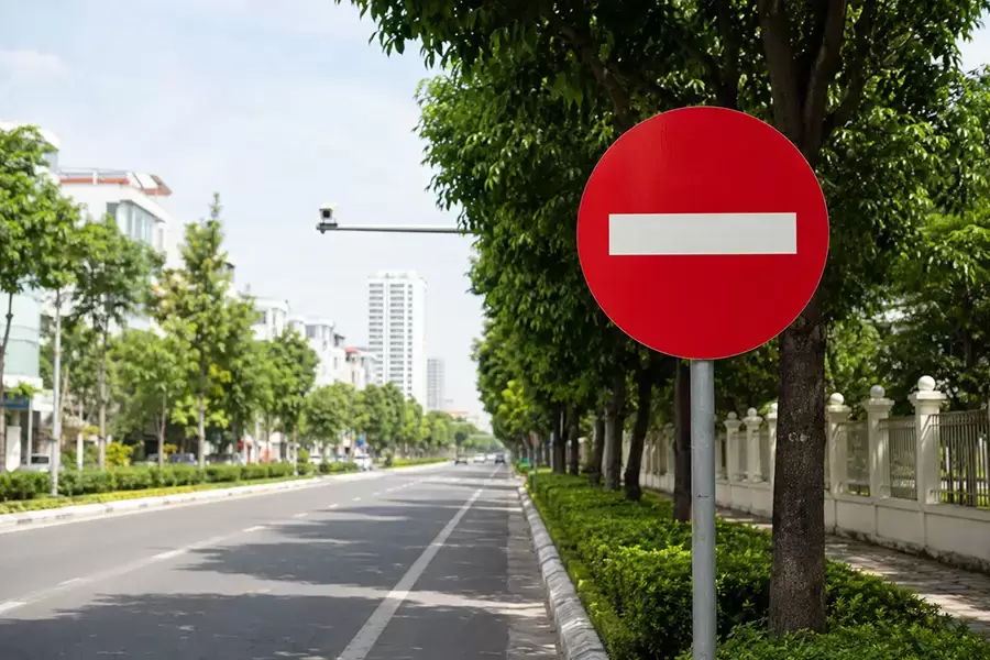 Đi qua biển cấm đi ngược chiều có thể bị camera ghi nhận