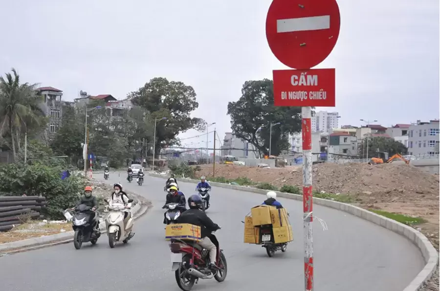 Tình huống xe máy đi vào đường cấm ngược chiều