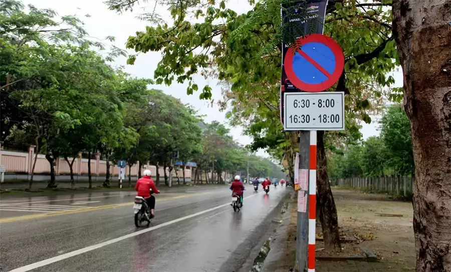 Biển cấm đỗ có biển phụ tương tự biển cấm dừng đỗ