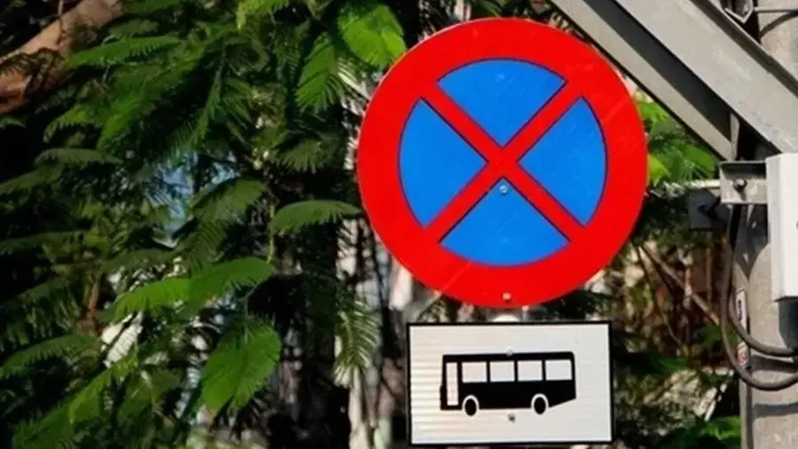 Biển báo cấm dừng cấm đỗ thông báo cho tài xế khu vực này không được dừng hay đỗ xe