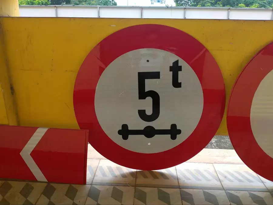 Biển cấm tải trọng trục xe quy định mức tải trọng tối đa cho mỗi trục phương tiện