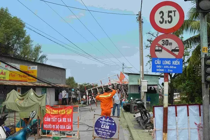 Biển cấm tổng tải trọng P.115 thường được đặt ở cầu yếu