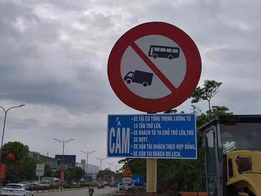 Đặc điểm và mục đích của biển cấm xe tải