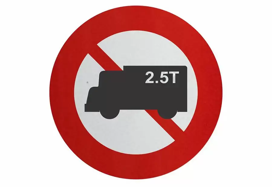 Biển P.106b – Cấm xe ô tô tải theo tải trọng