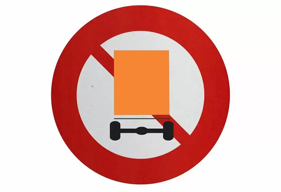 Biển P.106c – Cấm xe ô tô tải chở hàng nguy hiểm