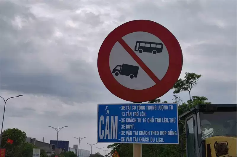 Biển cấm xe tải là gì? Cách nhận biết và ý nghĩa từng loại biển