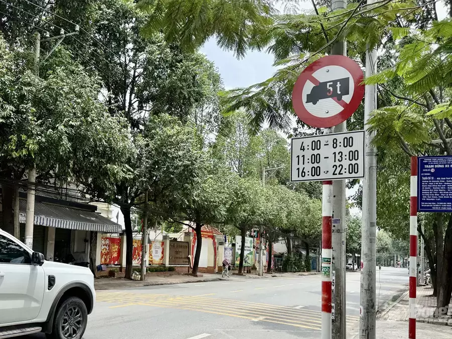 Đặc điểm nhận biết biển cấm xe tải theo giờ