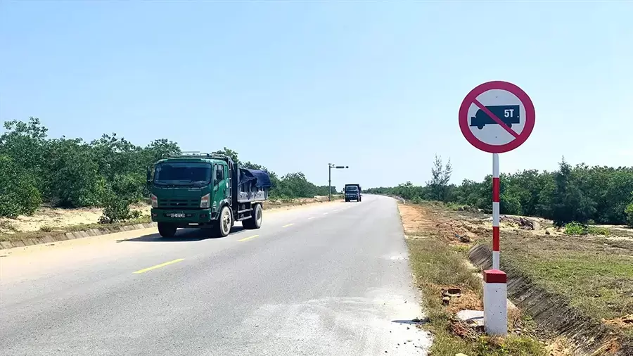 P.106b cấm xe tải vượt mức chuyên chở ghi trên biển