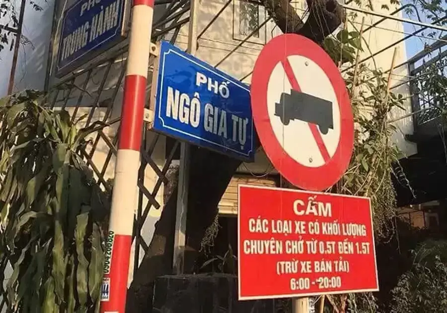 Biển cấm xe tải kèm thời gian áp dụng cụ thể