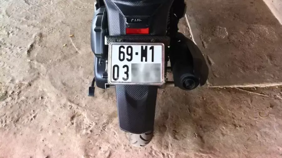 Biển số xe máy tại Cà Mau với nền trắng, chữ đen