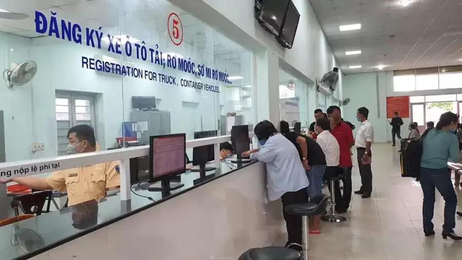 Người dân thực hiện thủ tục đăng ký và cấp biển số xe tại cơ quan công an theo quy định