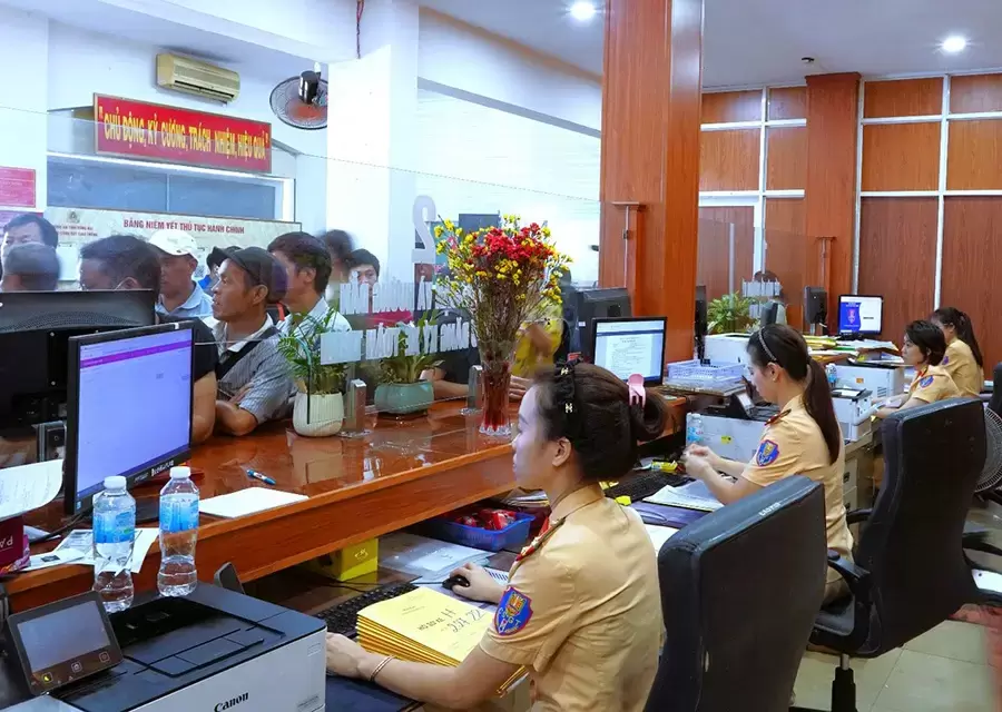 Người dân đến làm thủ tục đăng ký xe tại Phòng Cảnh sát giao thông Công an tỉnh Đồng Nai