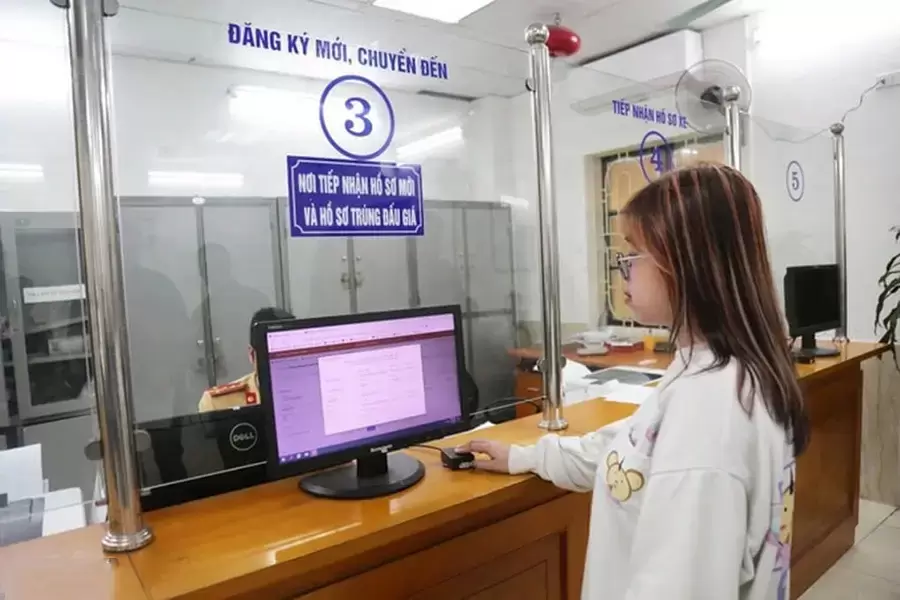 Người dân thực hiện thủ tục đăng ký và cấp biển số xe tại cơ quan công an theo quy định