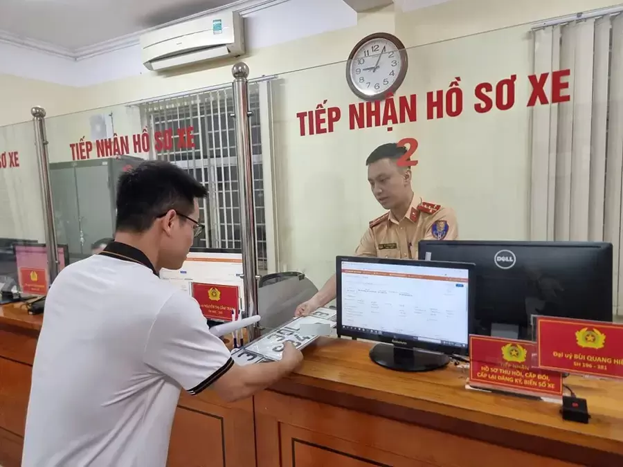 Người dân thực hiện thủ tục đăng ký và cấp biển số xe tại cơ quan công an theo quy định