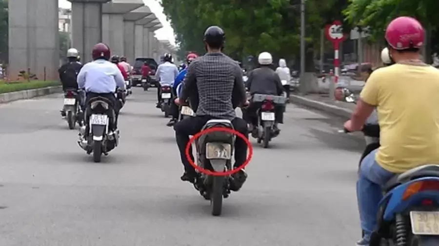 Biển số bị mờ, không rõ ký tự thuộc diện phải đổi theo quy định