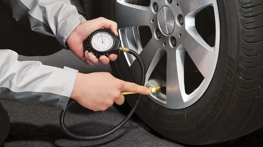 Kiểm tra và bơm lại áp suất lốp khi biểu tượng cảnh báo TPMS bật trên bảng đồng hồ ô tô