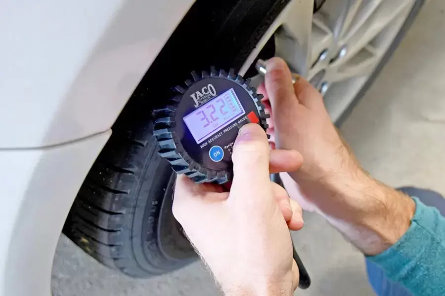 Kiểm tra áp suất lốp định kỳ giúp hạn chế cảnh báo TPMS