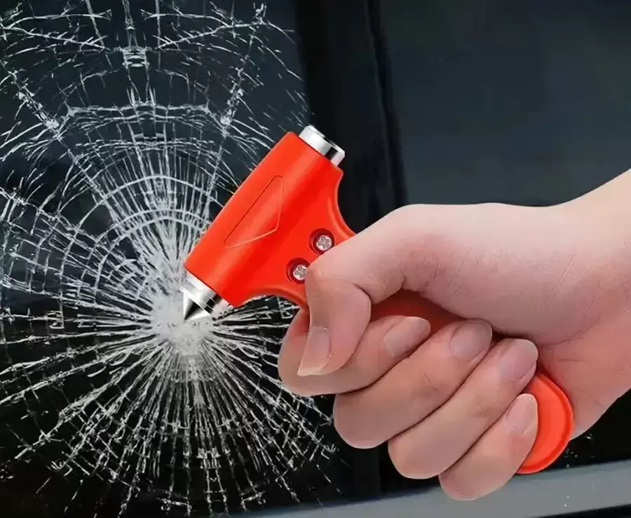 Dùng búa thoát hiểm tại vùng gần góc kính cường lực