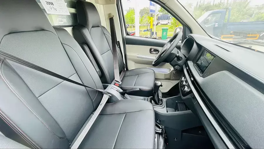 Nội thất tiện nghi, hỗ trợ người lái