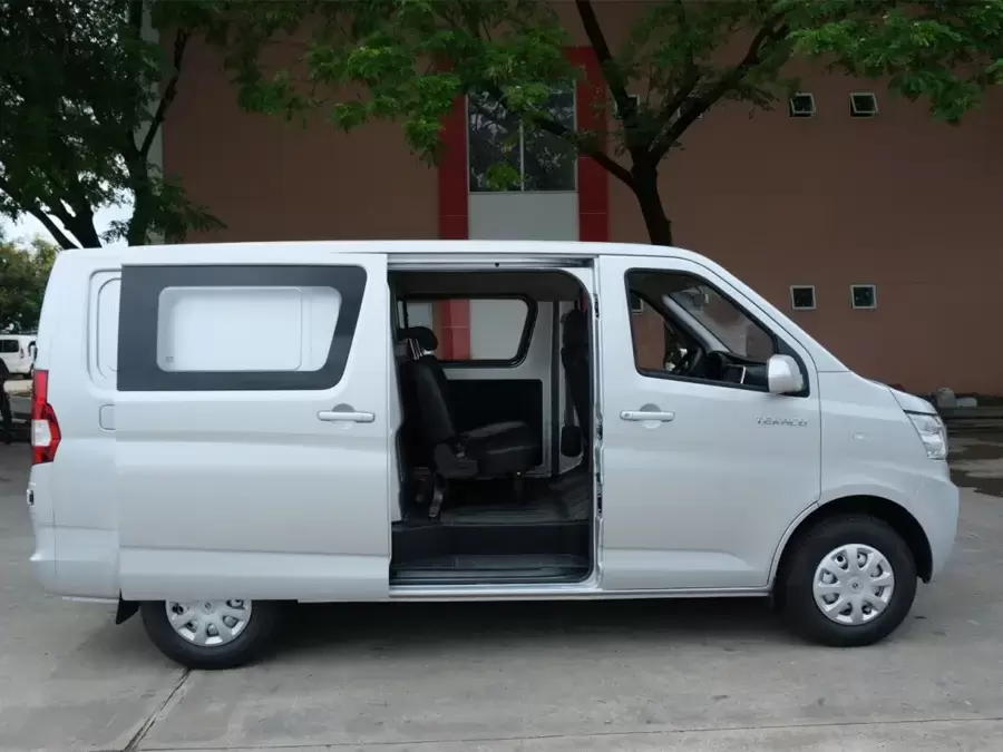 Tera-V8 phiên bản 5 chỗ có khoang mở cửa hông rộng nhất phân khúc