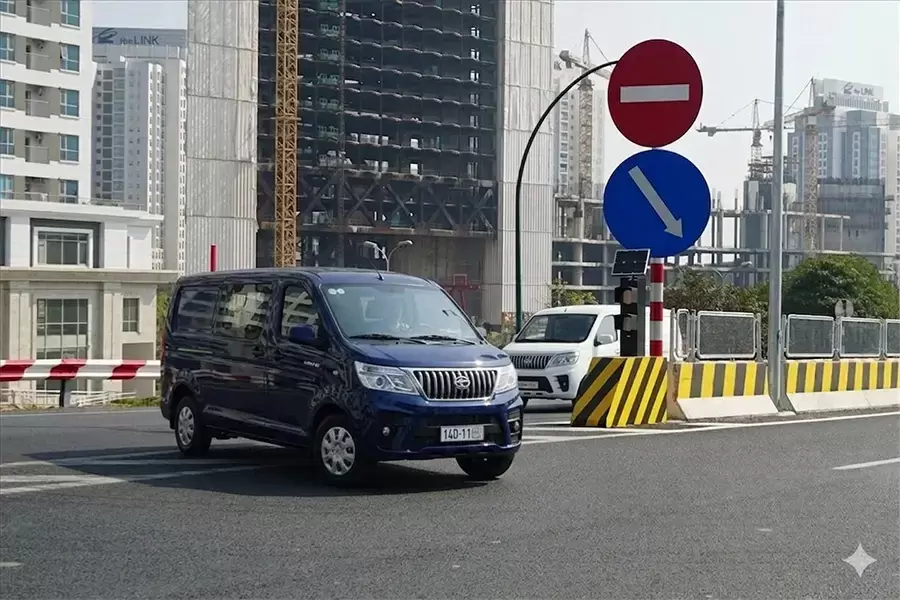Xe tải nhẹ cần chọn điểm quay đầu an toàn