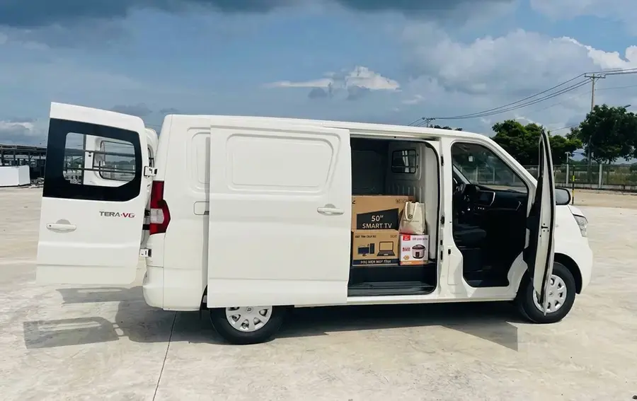 Khoang hàng kín giúp che chắn và thuận tiện khi bốc dỡ hàng điện tử