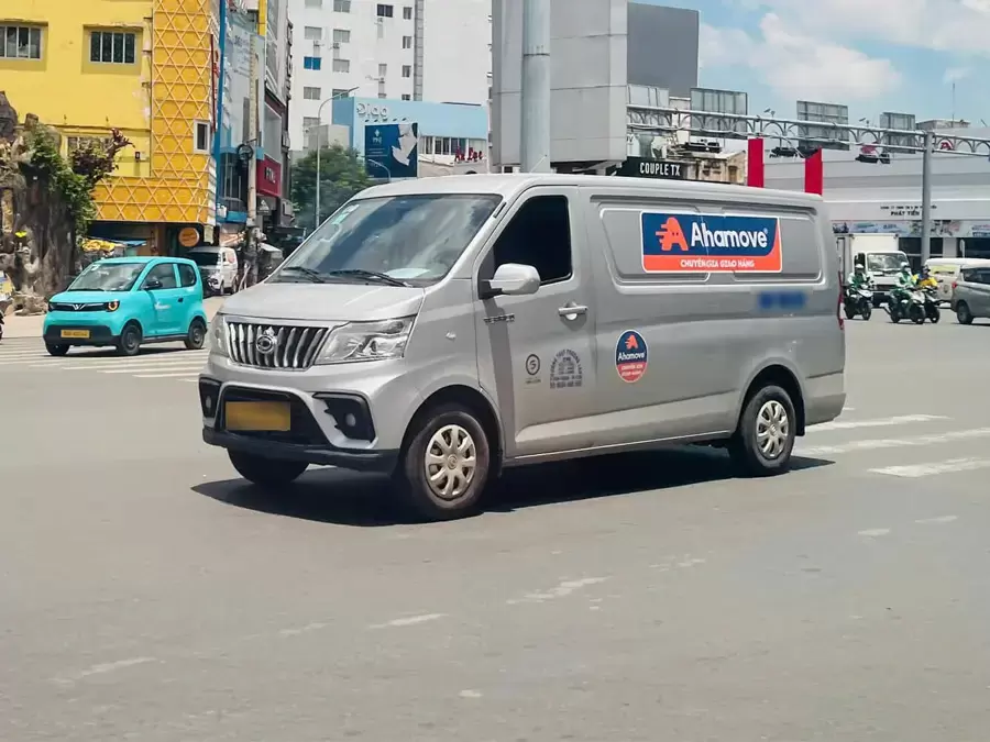 Xe van nhỏ gọn giao hàng trong nội thành