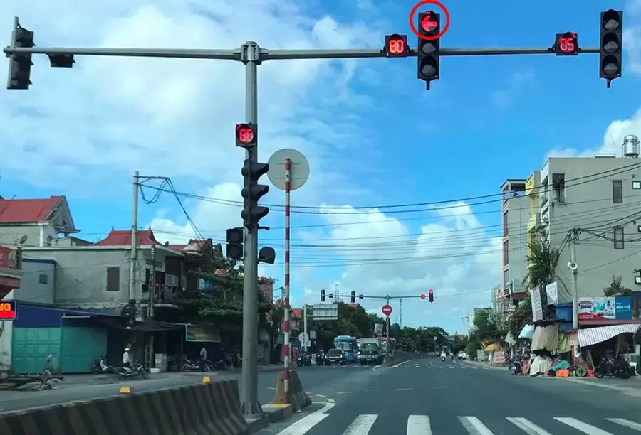 Đèn tín hiệu mũi tên cho phép rẽ trái hoặc quay đầu theo tín hiệu riêng tại ngã tư