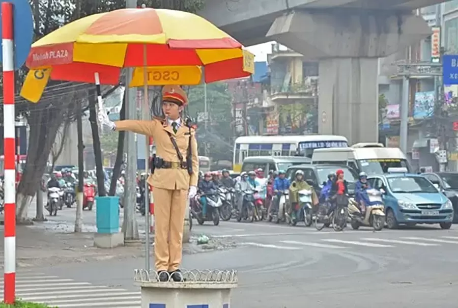 Tuân theo hiệu lệnh của cảnh sát giao thông tại ngã tư