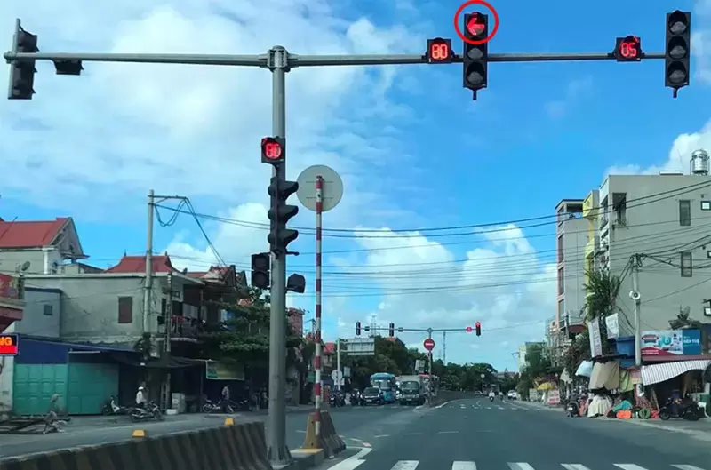 Có được quay đầu xe ở ngã tư đèn đỏ không?