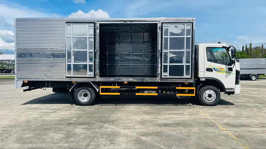Cửa hông mở rộng giúp tiếp cận hàng hóa từ bên thân xe