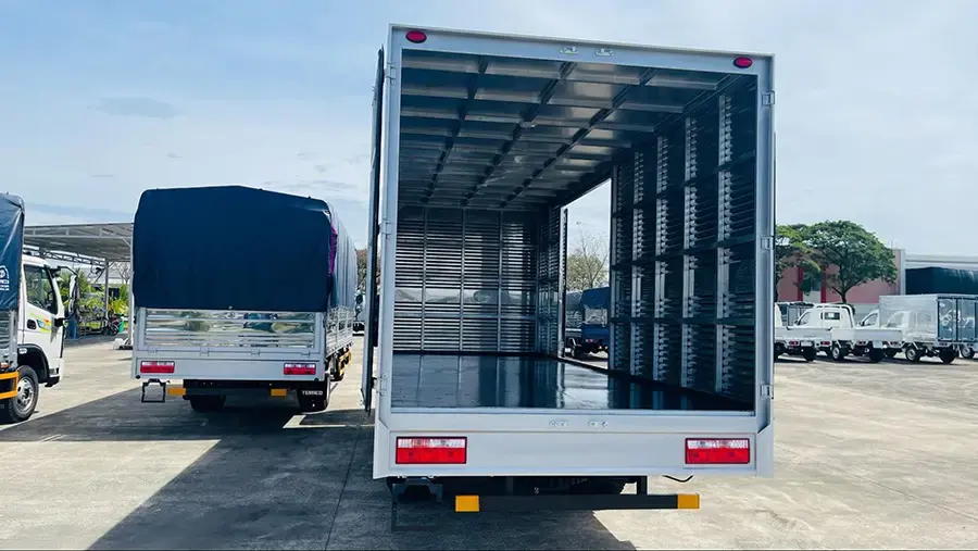 Cửa hông tạo thêm điểm tiếp cận hàng hóa bên thân xe