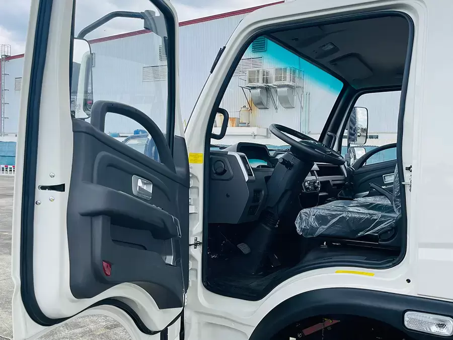 Khoang lái rộng rãi với 3 chỗ ngồi thoáng mát