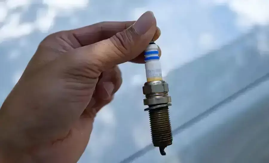 Bugi hoặc cuộn đánh lửa mòn khiến động cơ rung và yếu