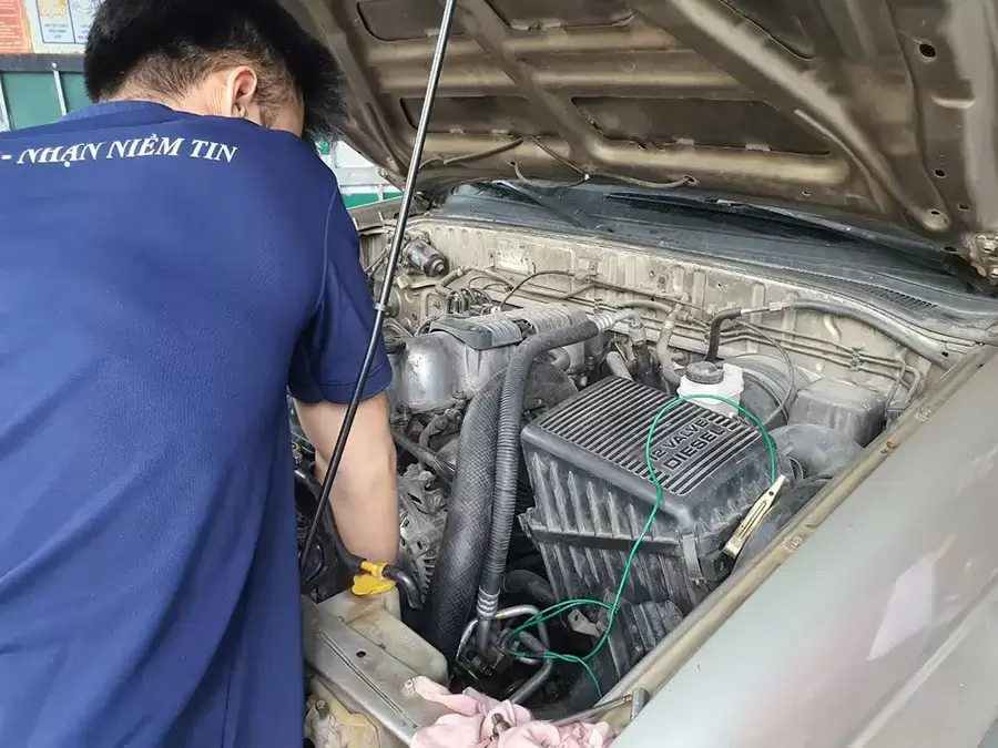 Nếu tình trạng đèn vẫn còn sáng nên đưa đến gara uy tín để kiểm tra