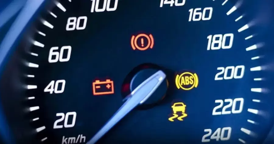 Các đèn cảnh báo trên ô tô hiển thị trên bảng taplo giúp người lái nhận biết tình trạng xe