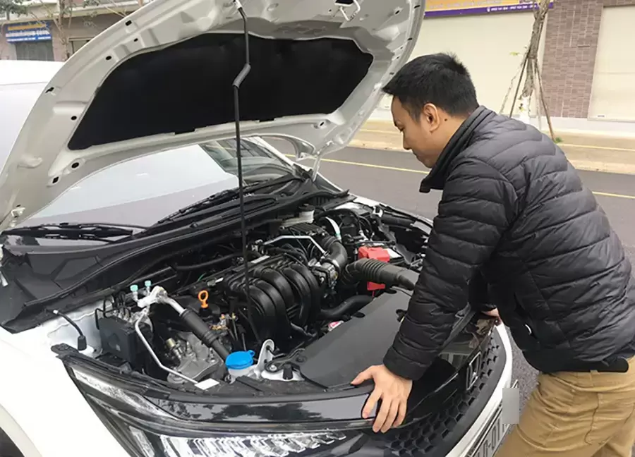 Kiểm tra khoang động cơ khi đèn cảnh báo trên ô tô bật sáng