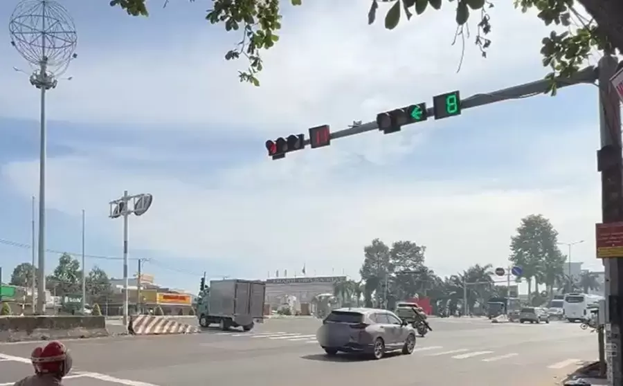 Xe tải cần chờ đúng tín hiệu rẽ trái trước khi quay đầu