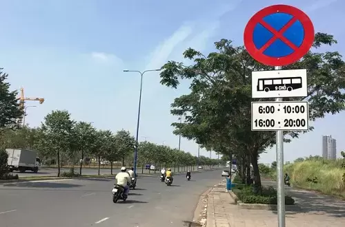Biển cấm dừng xe đỗ xe kèm hệ thống biển phụ (Nguồn: sưu tầm)